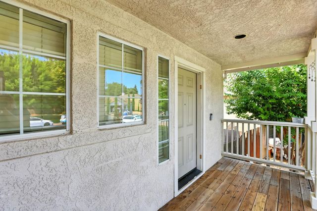 9510 Village Tree Dr, Elk Grove, CA 95758