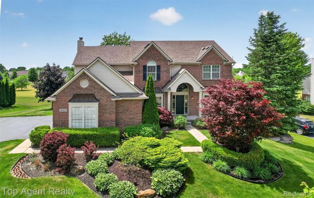 26321 Daria Circle E, Lyon Charter Township, MI 48178