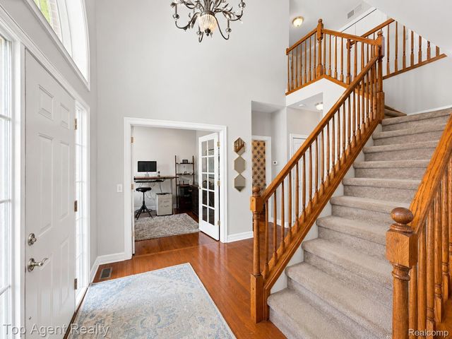 26321 Daria Circle E, Lyon Charter Township, MI 48178