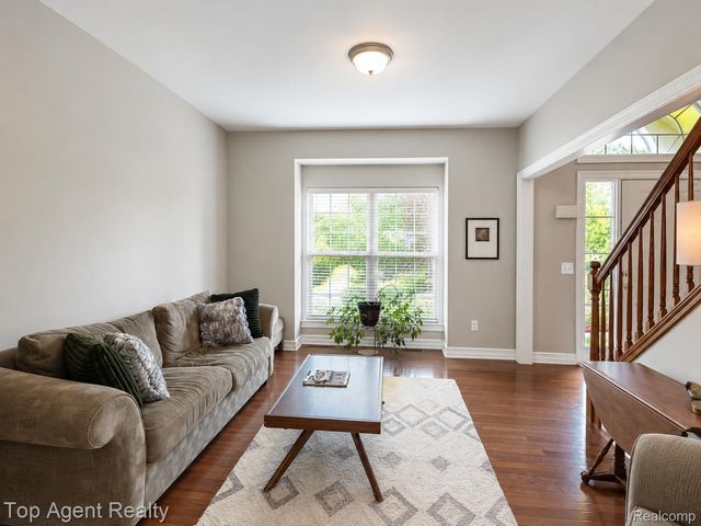 26321 Daria Circle E, Lyon Charter Township, MI 48178