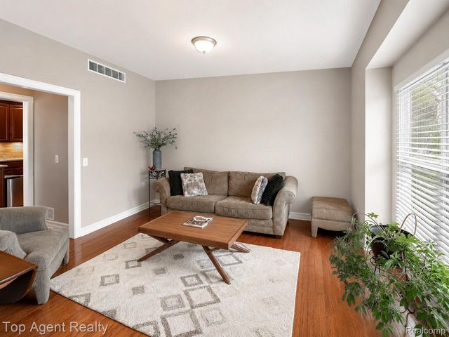 26321 Daria Circle E, Lyon Charter Township, MI 48178