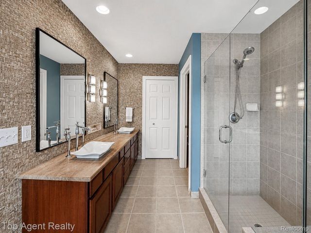 26321 Daria Circle E, Lyon Charter Township, MI 48178