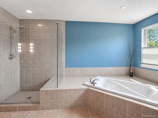 26321 Daria Circle E, Lyon Charter Township, MI 48178