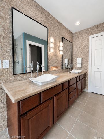 26321 Daria Circle E, Lyon Charter Township, MI 48178