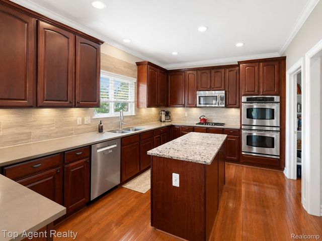 26321 Daria Circle E, Lyon Charter Township, MI 48178