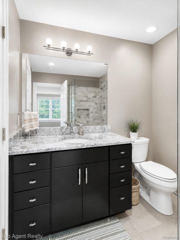 26321 Daria Circle E, Lyon Charter Township, MI 48178