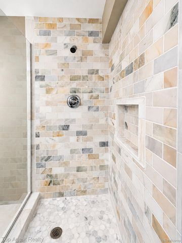 26321 Daria Circle E, Lyon Charter Township, MI 48178
