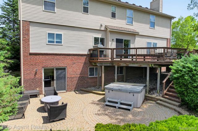 26321 Daria Circle E, Lyon Charter Township, MI 48178
