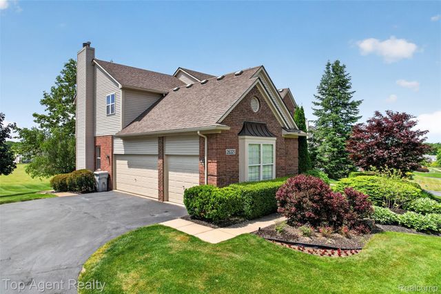 26321 Daria Circle E, Lyon Charter Township, MI 48178