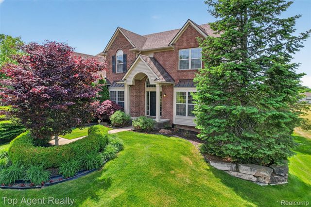 26321 Daria Circle E, Lyon Charter Township, MI 48178