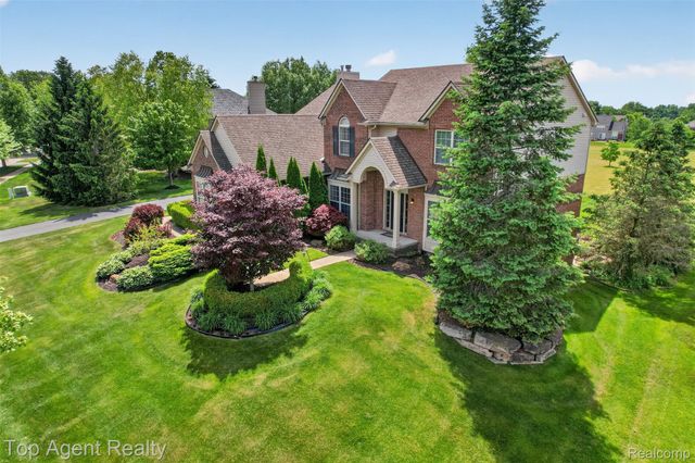 26321 Daria Circle E, Lyon Charter Township, MI 48178
