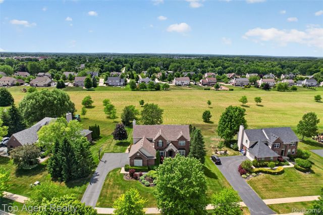 26321 Daria Circle E, Lyon Charter Township, MI 48178