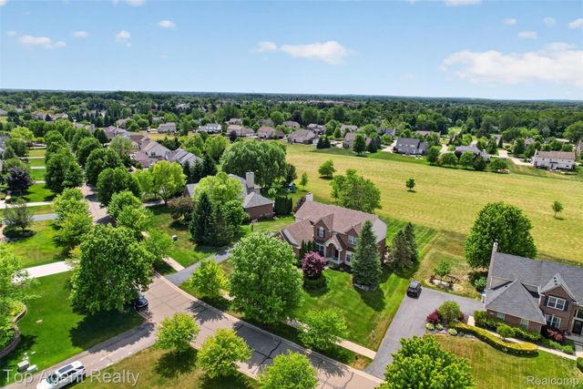 26321 Daria Circle E, Lyon Charter Township, MI 48178