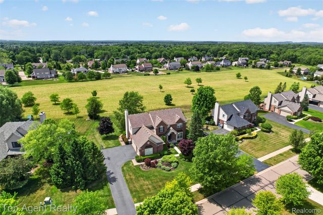 26321 Daria Circle E, Lyon Charter Township, MI 48178