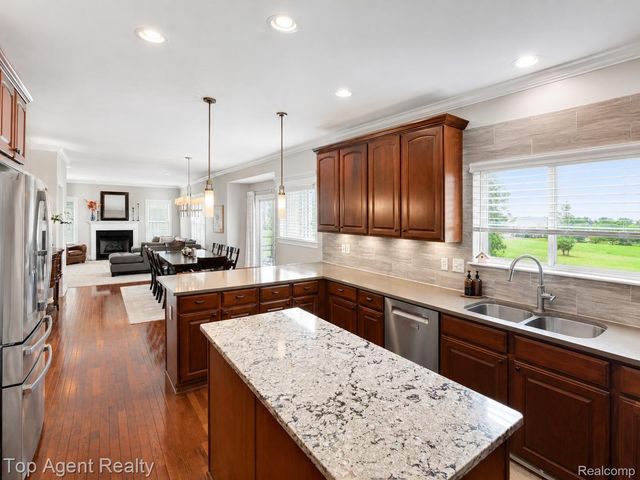 26321 Daria Circle E, Lyon Charter Township, MI 48178