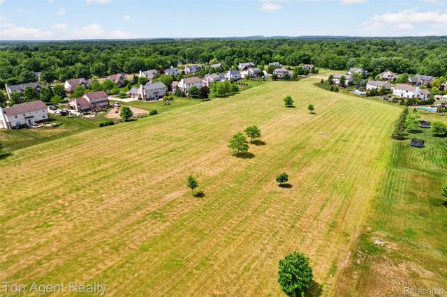 26321 Daria Circle E, Lyon Charter Township, MI 48178