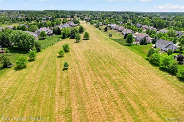 26321 Daria Circle E, Lyon Charter Township, MI 48178