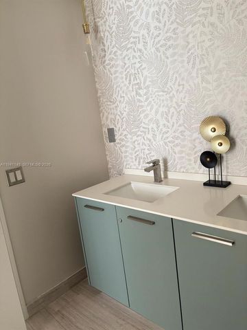 1300 Brickell Bay Dr, Miami, FL 33131