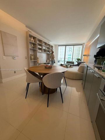 1300 Brickell Bay Dr, Miami, FL 33131