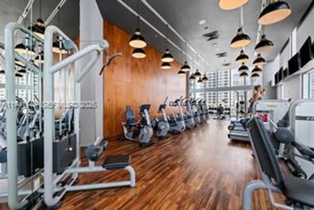 1300 Brickell Bay Dr, Miami, FL 33131