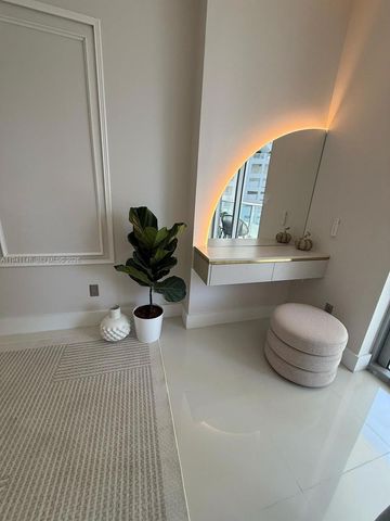 1300 Brickell Bay Dr, Miami, FL 33131