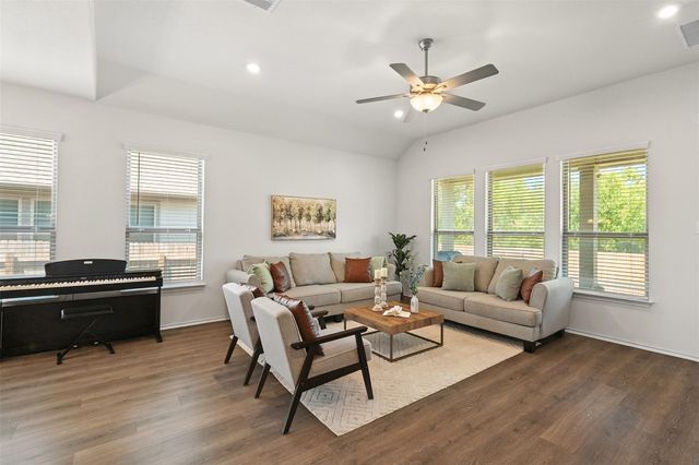 211 Brookside ST, Hutto, TX 78634