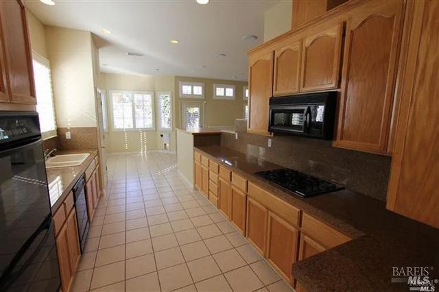 1937 Cross Creek St, Petaluma, CA 94954