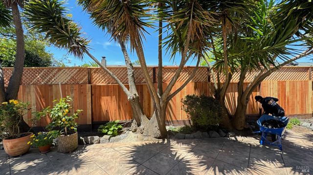 1937 Cross Creek St, Petaluma, CA 94954