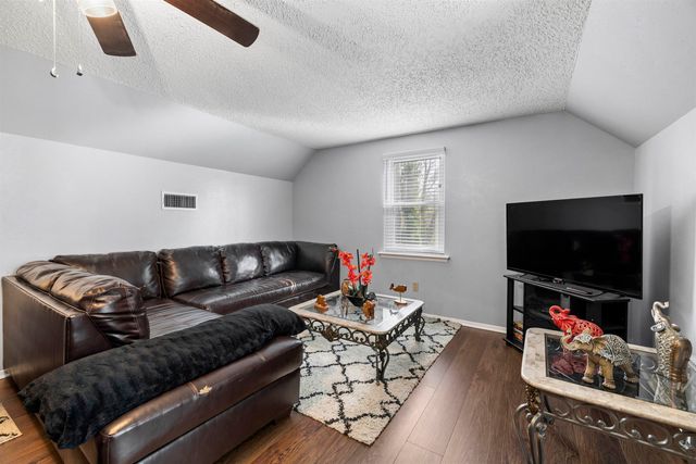 4 Spring Valley Cir, Longview, TX 75605