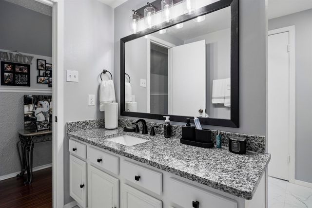 4 Spring Valley Cir, Longview, TX 75605