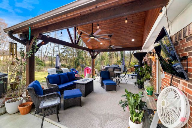 4 Spring Valley Cir, Longview, TX 75605