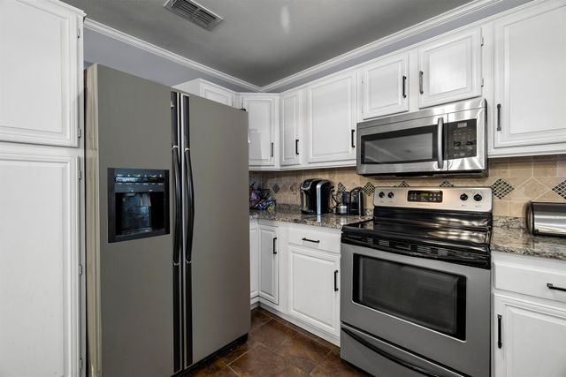 4 Spring Valley Cir, Longview, TX 75605