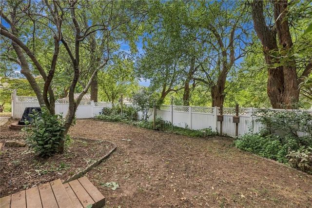 416 SE Brownfield Drive, Lee's Summit, MO 64063