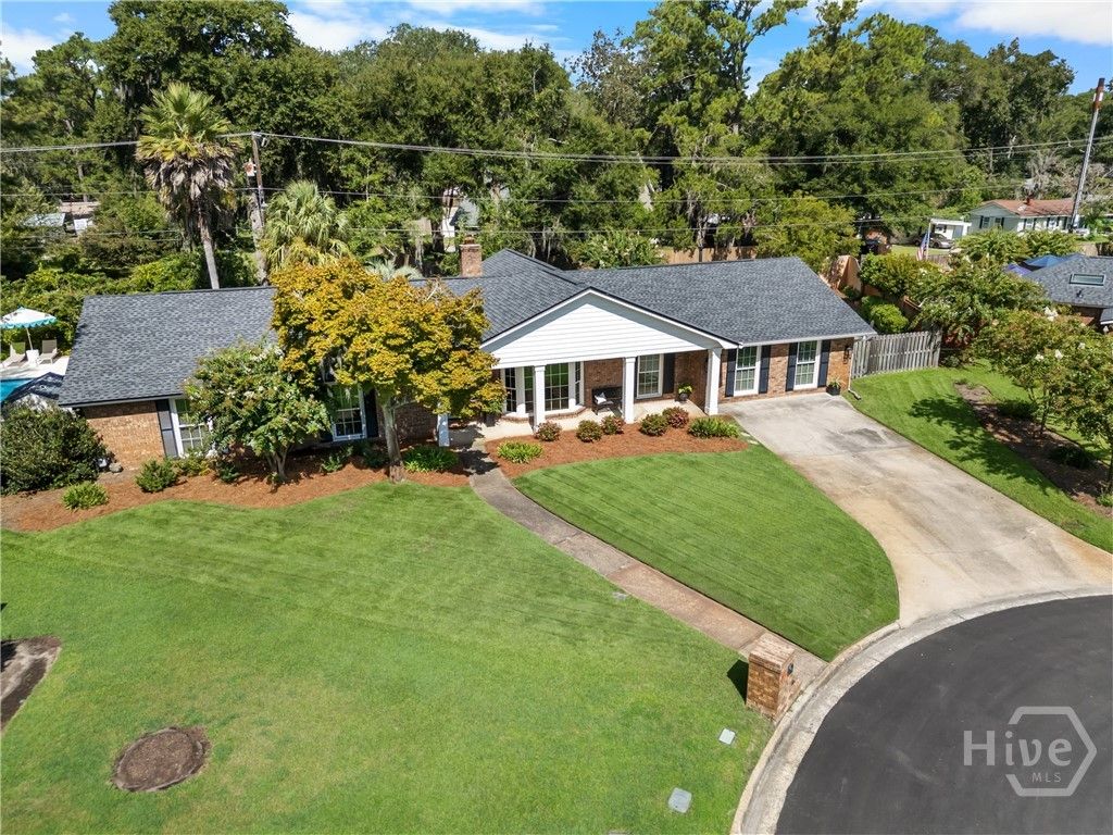Image 2 of property listing at 8615 Kent Drive, Savannah, GA 31406