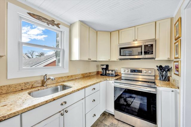 15 Cottage Street 2, Provincetown, MA 02657