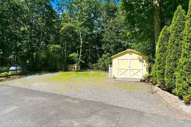 17 Country Woods Drive, New Egypt, NJ 08533