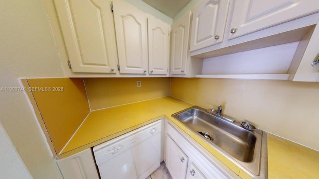 1955 NE 135th St 301, North Miami, FL 33181