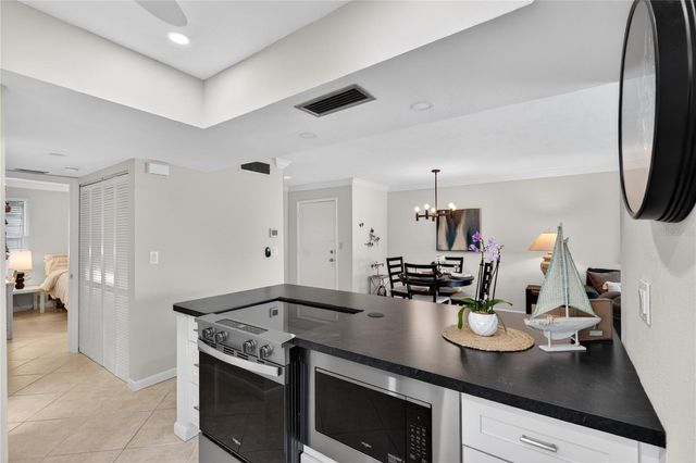 1128 W PEPPERTREE LANE 111, Sarasota, FL 34242