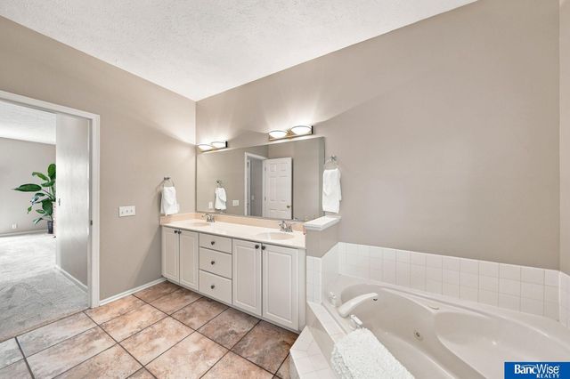3201 Crown Pointe Road, Lincoln, NE 68506