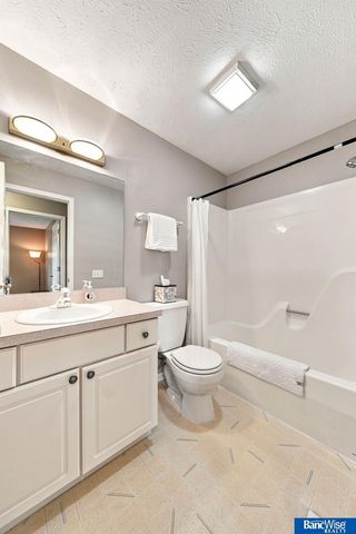 3201 Crown Pointe Road, Lincoln, NE 68506