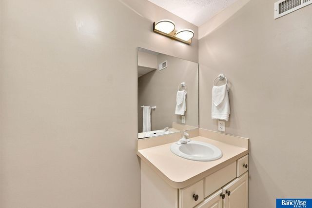 3201 Crown Pointe Road, Lincoln, NE 68506