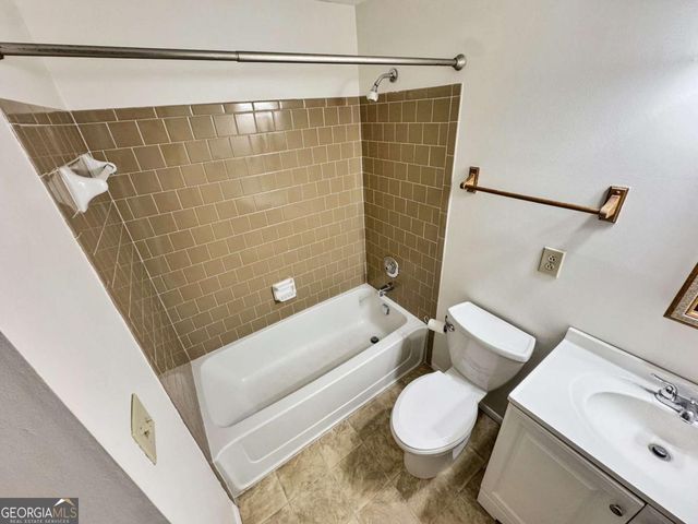 100 Roswell Farms Court, Roswell, GA 30075