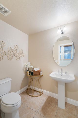 907 Farm House Ln, Rocklin, CA 95765
