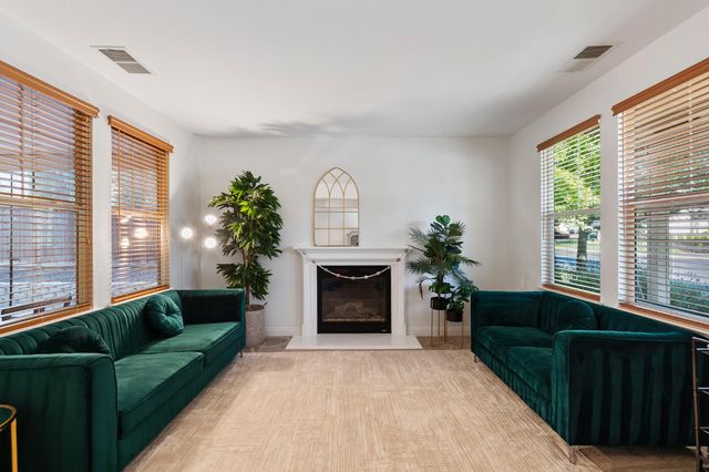907 Farm House Ln, Rocklin, CA 95765