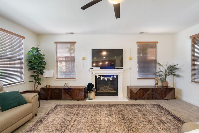 907 Farm House Ln, Rocklin, CA 95765