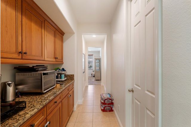 907 Farm House Ln, Rocklin, CA 95765