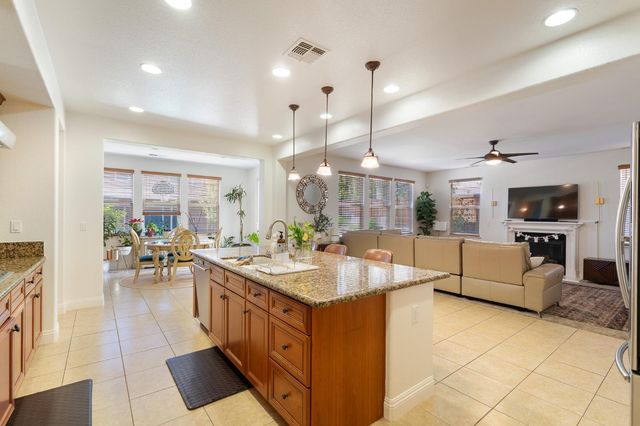 907 Farm House Ln, Rocklin, CA 95765