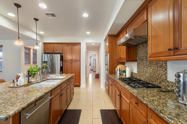 907 Farm House Ln, Rocklin, CA 95765