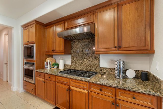 907 Farm House Ln, Rocklin, CA 95765
