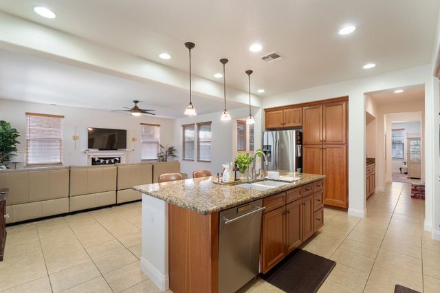 907 Farm House Ln, Rocklin, CA 95765